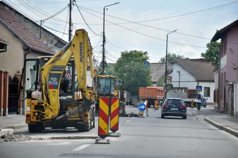 A doua amânare pe căile Clujului și Averescu din Oradea: înlocuirea capacelor de canal se va termina abia săptămâna viitoare (FOTO)