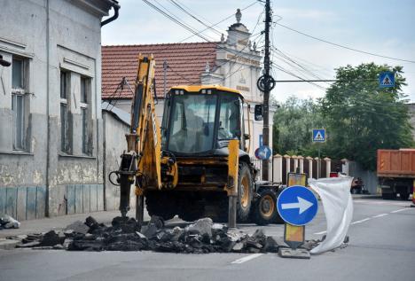 A doua amânare pe căile Clujului și Averescu din Oradea: înlocuirea capacelor de canal se va termina abia săptămâna viitoare (FOTO)