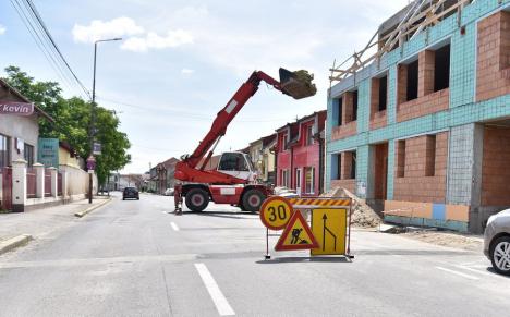 A doua amânare pe căile Clujului și Averescu din Oradea: înlocuirea capacelor de canal se va termina abia săptămâna viitoare (FOTO)