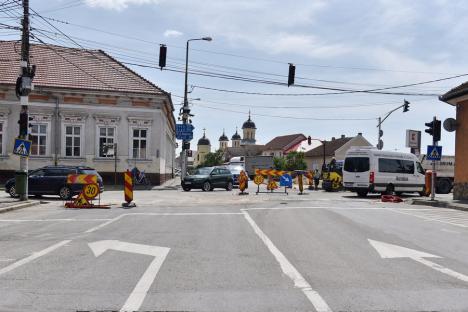 A doua amânare pe căile Clujului și Averescu din Oradea: înlocuirea capacelor de canal se va termina abia săptămâna viitoare (FOTO)
