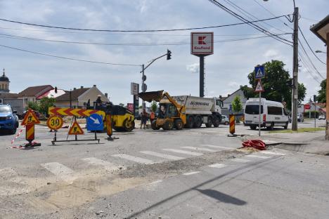 A doua amânare pe căile Clujului și Averescu din Oradea: înlocuirea capacelor de canal se va termina abia săptămâna viitoare (FOTO)