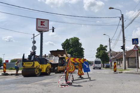 A doua amânare pe căile Clujului și Averescu din Oradea: înlocuirea capacelor de canal se va termina abia săptămâna viitoare (FOTO)