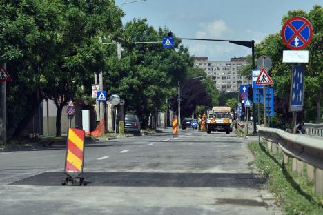 A doua amânare pe căile Clujului și Averescu din Oradea: înlocuirea capacelor de canal se va termina abia săptămâna viitoare (FOTO)