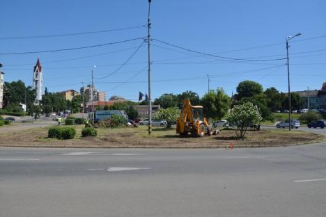 Verde în refacere: Spaţiul verde din intersecţia bulevardelor Decebal şi Dacia este amenajat de compania Emerson (FOTO)