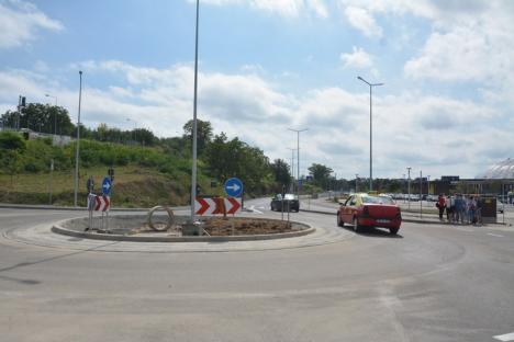 Patru luni întârziere. Drumul din faţa aquapark-ului este în curs de finalizare. Vezi cum arată! (FOTO)
