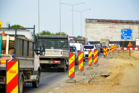 Cozile din sensul giratoriu de la intrarea pe drumul de Sântandrei ar putea dispărea în circa două luni (FOTO / VIDEO)