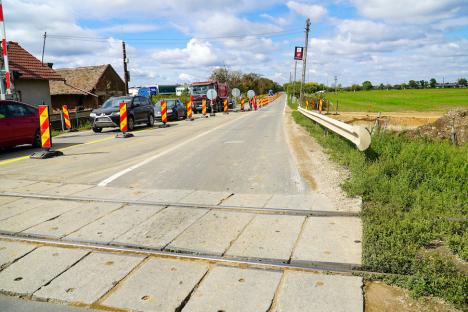 Lucrările la pasajul din Calea Sântandreiului provoacă ambuteiaje pe Centura Oradea: „Crește iarba sub mașină!” (FOTO)