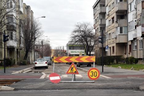 Locuitorii străzii Lugojului din Oradea reclamă îngustarea trotuarelor: 'Cum va trece o mamă cu căruciorul?' (FOTO / VIDEO)