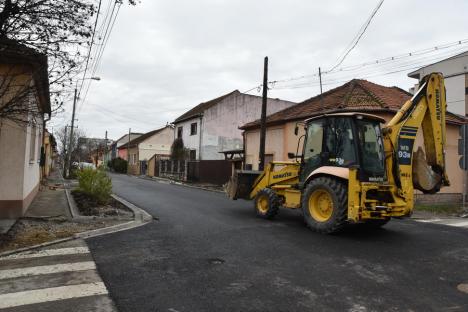 Locuitorii străzii Lugojului din Oradea reclamă îngustarea trotuarelor: 'Cum va trece o mamă cu căruciorul?' (FOTO / VIDEO)