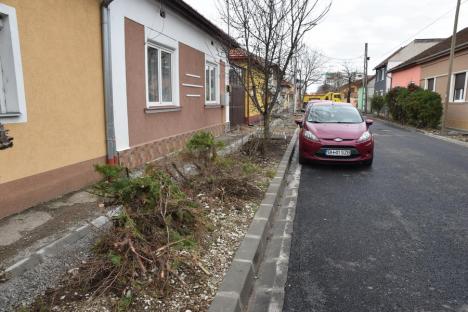 Locuitorii străzii Lugojului din Oradea reclamă îngustarea trotuarelor: 'Cum va trece o mamă cu căruciorul?' (FOTO / VIDEO)
