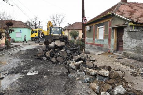 Locuitorii străzii Lugojului din Oradea reclamă îngustarea trotuarelor: 'Cum va trece o mamă cu căruciorul?' (FOTO / VIDEO)