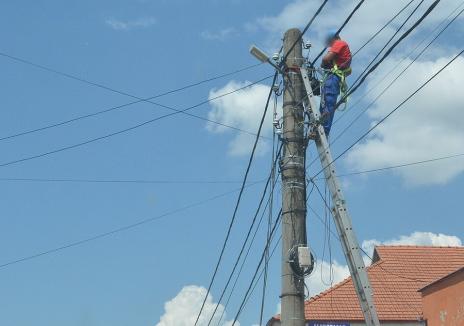 Accident de muncă teribil în Bihor: Un electrician a murit în timpul unei intervenţii pe un stâlp de curent