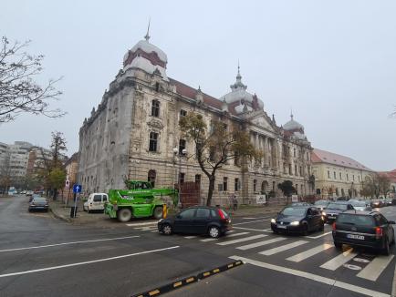 Au „căzut” plasele! Se pregătesc lucrările de reabilitare a Policlinicii Mari din Oradea (FOTO)