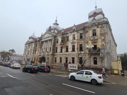 Au „căzut” plasele! Se pregătesc lucrările de reabilitare a Policlinicii Mari din Oradea (FOTO)