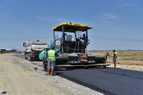 Lucrările la Inelul Metropolitan de Sud al Oradiei au ajuns la jumătate. De ce a fost adusă cea mai mare macara din țară, de 700 de tone (FOTO)