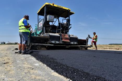 Lucrările la Inelul Metropolitan de Sud al Oradiei au ajuns la jumătate. De ce a fost adusă cea mai mare macara din țară, de 700 de tone (FOTO)