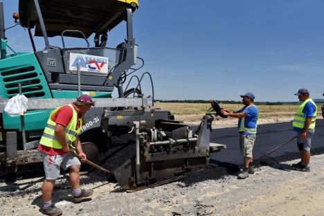 Lucrările la Inelul Metropolitan de Sud al Oradiei au ajuns la jumătate. De ce a fost adusă cea mai mare macara din țară, de 700 de tone (FOTO)