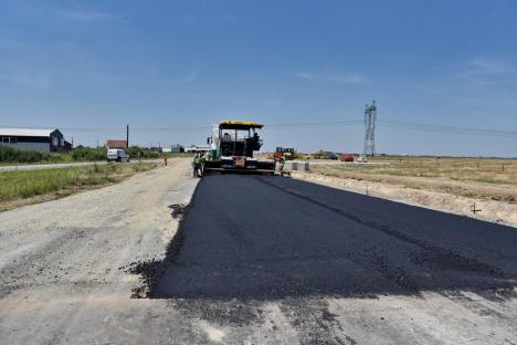 Lucrările la Inelul Metropolitan de Sud al Oradiei au ajuns la jumătate. De ce a fost adusă cea mai mare macara din țară, de 700 de tone (FOTO)