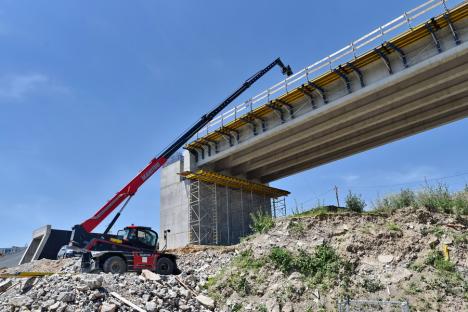 Lucrările la Inelul Metropolitan de Sud al Oradiei au ajuns la jumătate. De ce a fost adusă cea mai mare macara din țară, de 700 de tone (FOTO)