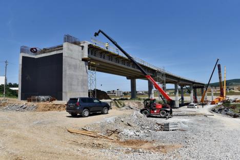 Lucrările la Inelul Metropolitan de Sud al Oradiei au ajuns la jumătate. De ce a fost adusă cea mai mare macara din țară, de 700 de tone (FOTO)