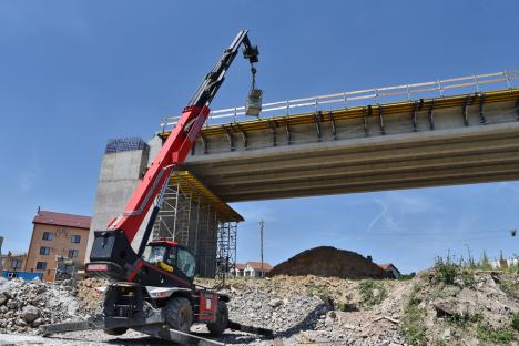 Lucrările la Inelul Metropolitan de Sud al Oradiei au ajuns la jumătate. De ce a fost adusă cea mai mare macara din țară, de 700 de tone (FOTO)