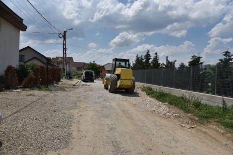 Un zid mișcător: Orădenii din zona străzii Piersicilor asaltează Primăria cu zeci de reclamații. Lucrările interminabile le-au distrus drumurile (FOTO)