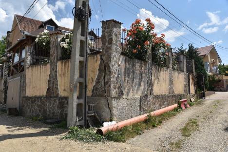 Un zid mișcător: Orădenii din zona străzii Piersicilor asaltează Primăria cu zeci de reclamații. Lucrările interminabile le-au distrus drumurile (FOTO)
