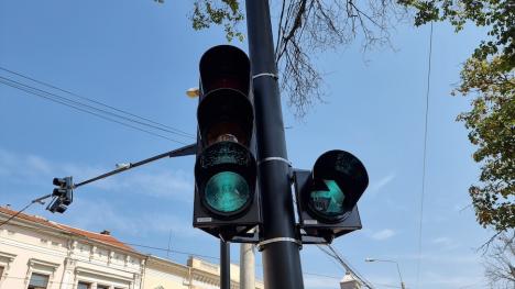 Au fost instalate semafoare în centrul Oradiei, la intersecția de lângă fostul magazin Făt-Frumos. Sunt gata lucrările în alte 3 intersecții din oraș (FOTO)