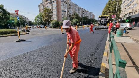 Au fost instalate semafoare în centrul Oradiei, la intersecția de lângă fostul magazin Făt-Frumos. Sunt gata lucrările în alte 3 intersecții din oraș (FOTO)