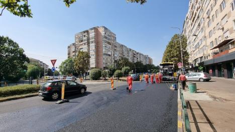 Au fost instalate semafoare în centrul Oradiei, la intersecția de lângă fostul magazin Făt-Frumos. Sunt gata lucrările în alte 3 intersecții din oraș (FOTO)