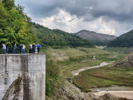 A început repararea Barajului Leşu, golit cu trei ani în urmă. Ministrul Apelor crede că lucrările vor fi gata înainte de 2021 (FOTO/VIDEO)