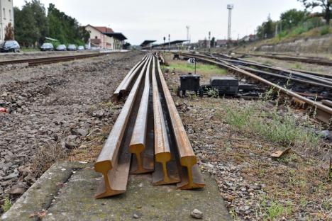 A început demontarea liniilor ferate din Gara Oradea, în cadrul proiectului pentru reabilitare, dublare și electrificare din Cluj până la frontiera cu Ungaria (FOTO)