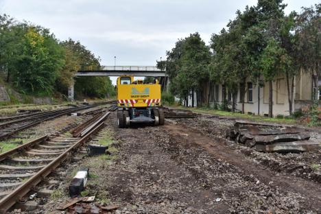 A început demontarea liniilor ferate din Gara Oradea, în cadrul proiectului pentru reabilitare, dublare și electrificare din Cluj până la frontiera cu Ungaria (FOTO)