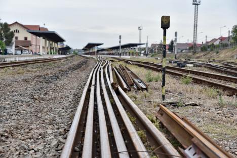 A început demontarea liniilor ferate din Gara Oradea, în cadrul proiectului pentru reabilitare, dublare și electrificare din Cluj până la frontiera cu Ungaria (FOTO)