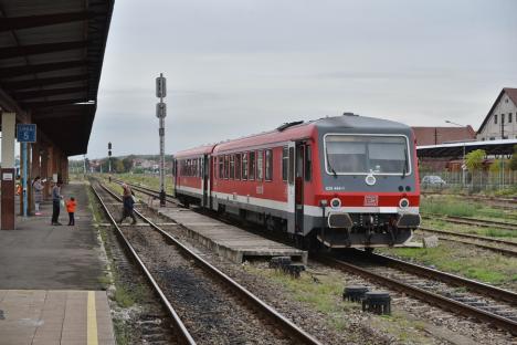 A început demontarea liniilor ferate din Gara Oradea, în cadrul proiectului pentru reabilitare, dublare și electrificare din Cluj până la frontiera cu Ungaria (FOTO)