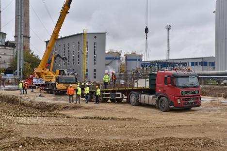 Au început lucrările la clădirile care vor găzdui noile motoare termice ale Termoficare Oradea. Cu cât vor scădea emisiile de CO2 (FOTO/VIDEO)