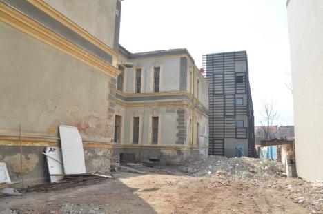 Au început lucrările: O parte din fostul spital de boli infecţioase devine noul sediu al ADP Oradea (FOTO)