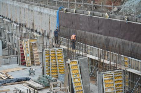 Parcarea subterană din strada Independenţei: Constructorii au turnat planşeul de deasupra nivelului inferior (FOTO/VIDEO)