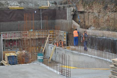Parcarea subterană din strada Independenţei: Constructorii au turnat planşeul de deasupra nivelului inferior (FOTO/VIDEO)