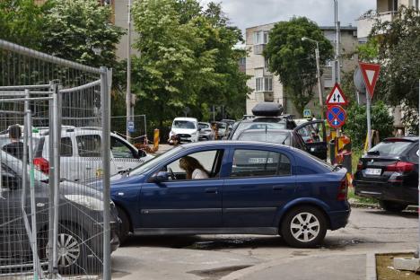 Trafic la pas. Circulaţia pe strada Louis Pasteur din Oradea este sufocată de lucrările din zona Spitalului Județean (FOTO)
