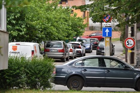 Trafic la pas. Circulaţia pe strada Louis Pasteur din Oradea este sufocată de lucrările din zona Spitalului Județean (FOTO)