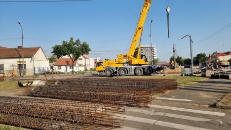 Pasajul Decebal: A fost turnat primul pilot forat din cei 278 care vor forma pereţii noii subtraversări din Oradea (FOTO/VIDEO)