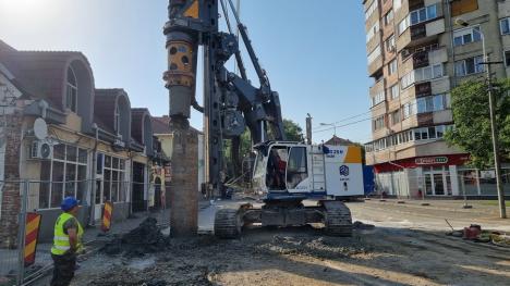 Pasajul Decebal: A fost turnat primul pilot forat din cei 278 care vor forma pereţii noii subtraversări din Oradea (FOTO/VIDEO)