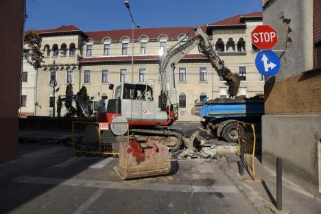 Haos pentru pasaj: Blocaje pe strada Libertăţii din centrul Oradiei, închisă de pe o zi pe alta (FOTO)