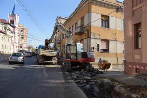 Haos pentru pasaj: Blocaje pe strada Libertăţii din centrul Oradiei, închisă de pe o zi pe alta (FOTO)
