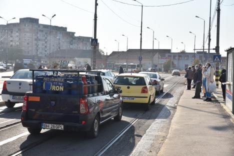 Circulaţie deviată în centrul civic din Oradea. Constructorii mută conductele din calea viitorului pasaj subteran de lângă Piaţa Cetate (FOTO)