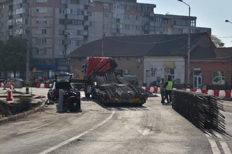 Circulaţie deviată în centrul civic din Oradea. Constructorii mută conductele din calea viitorului pasaj subteran de lângă Piaţa Cetate (FOTO)