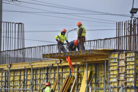 Constructorii ridică picioarele pasajului suprateran de pe Şoseaua Borşului (FOTO)