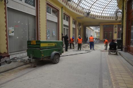 Se sparge! Angajaţii Drumuri Orăşeneşti au băgat picamerele în mozaicul din Pasajul Vulturul Negru (FOTO/VIDEO)