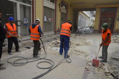 Se sparge! Angajaţii Drumuri Orăşeneşti au băgat picamerele în mozaicul din Pasajul Vulturul Negru (FOTO/VIDEO)